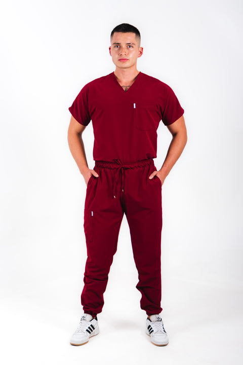 Uniforme quirúrgico para caballero color tinto corte jogger. modelo jener marca addisonscrubs.