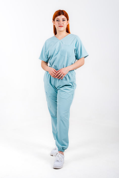 Uniforme quirúrgico para dama color cemento corte jogger. modelo jener marca addisonscrubs.