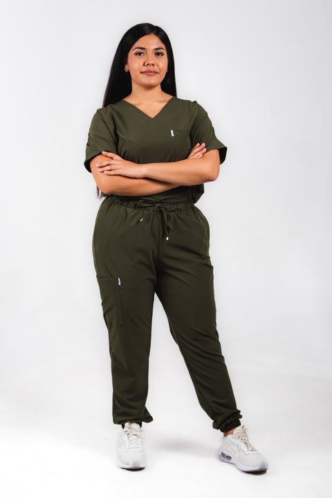 Uniforme quirúrgico para dama color verde olivo corte jogger. modelo jener marca addisonscrubs.