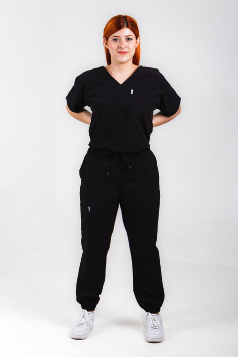 Uniforme quirúrgico para dama color negro corte jogger. modelo jener marca addisonscrubs.