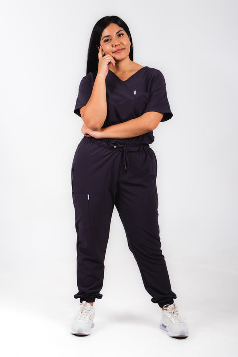 Uniforme quirúrgico para dama color gris oxford corte jogger. modelo jener marca addisonscrubs.
