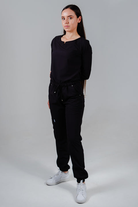 Uniforme quirúrgico para dama color negro, manga larga corte jogger. modelo winter marca addisonscrubs.