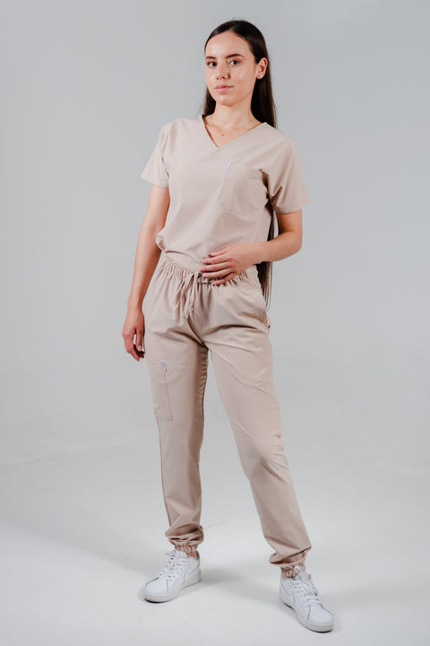 Uniforme quirúrgico para dama color capuchino corte jogger. modelo jener marca addisonscrubs.