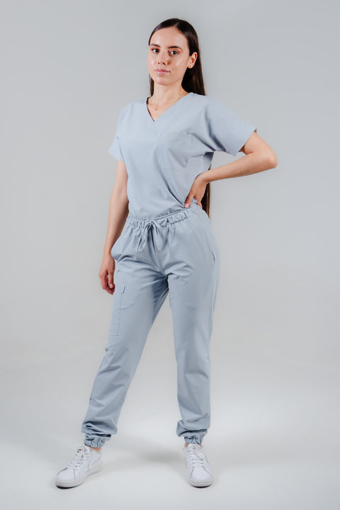 Uniforme quirúrgico para dama color gris plata corte jogger. modelo jener marca addisonscrubs.