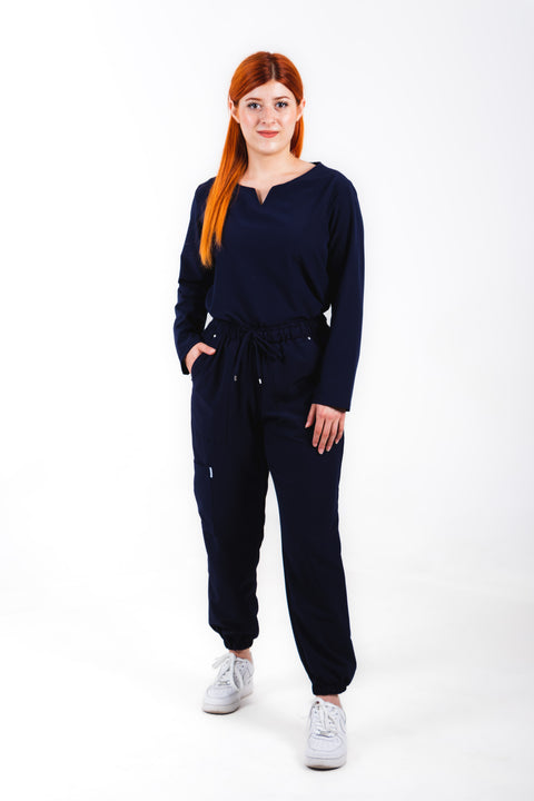 Uniforme quirúrgico para dama color azul marino, manga larga corte jogger. modelo winter marca addisonscrubs.
