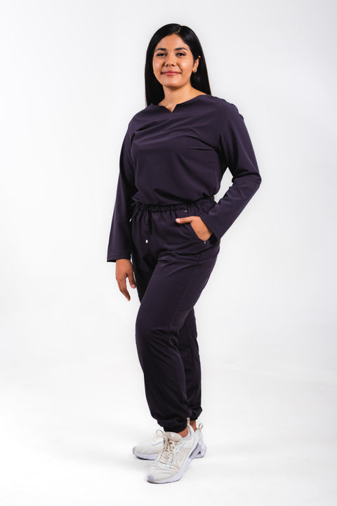 Uniforme quirúrgico para dama color gris oxford, manga larga corte jogger. modelo winter marca addisonscrubs.