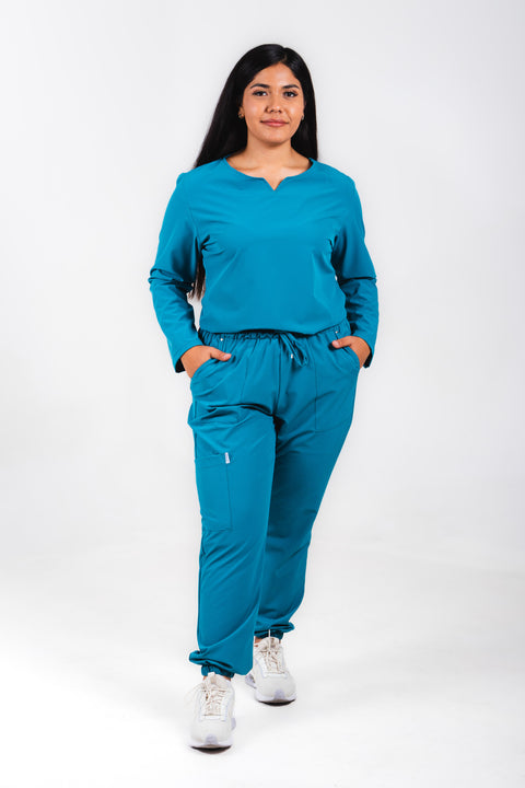 Uniforme quirúrgico para dama color verde jade, manga larga corte jogger. modelo winter marca addisonscrubs.