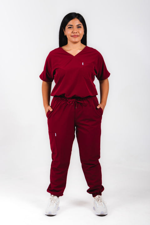 Uniforme quirúrgico para dama color tinto corte jogger. modelo jener marca addisonscrubs.