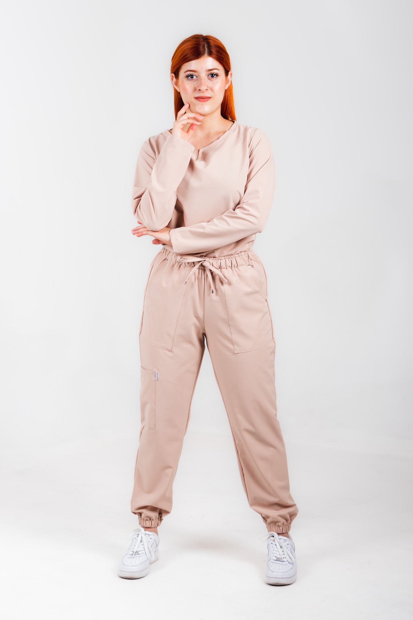 Uniforme quirúrgico para dama color capuchino, manga larga corte jogger. modelo winter marca addisonscrubs.