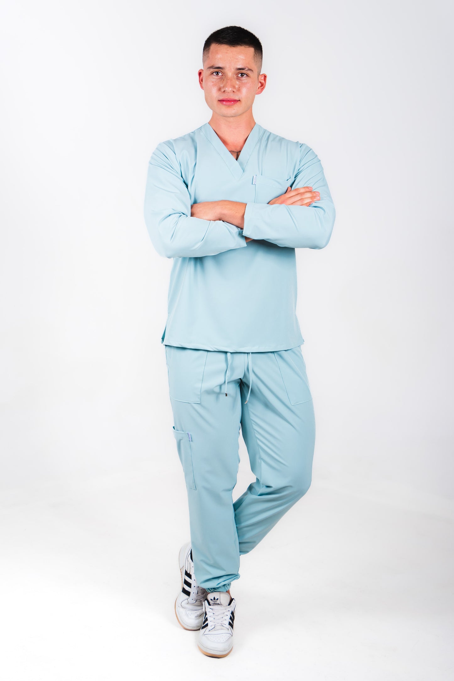 Uniforme quirúrgico para caballero color cemento manga larga corte jogger. modelo winter marca addisonscrubs.