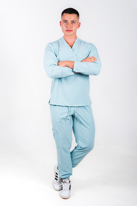 Uniforme quirúrgico para caballero color cemento manga larga corte jogger. modelo winter marca addisonscrubs.