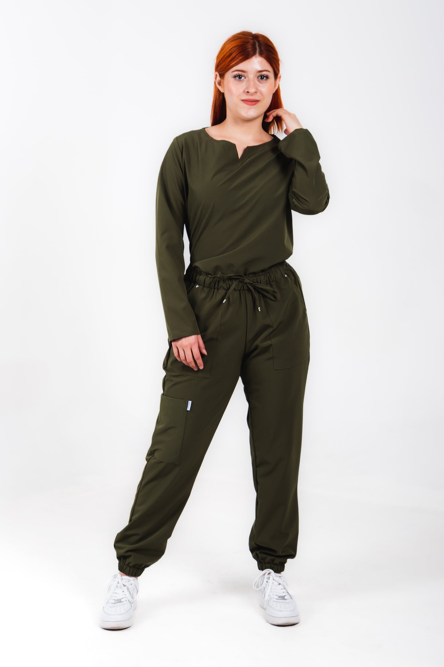 Uniforme quirúrgico para dama color verde olivo, manga larga corte jogger. modelo winter marca addisonscrubs.