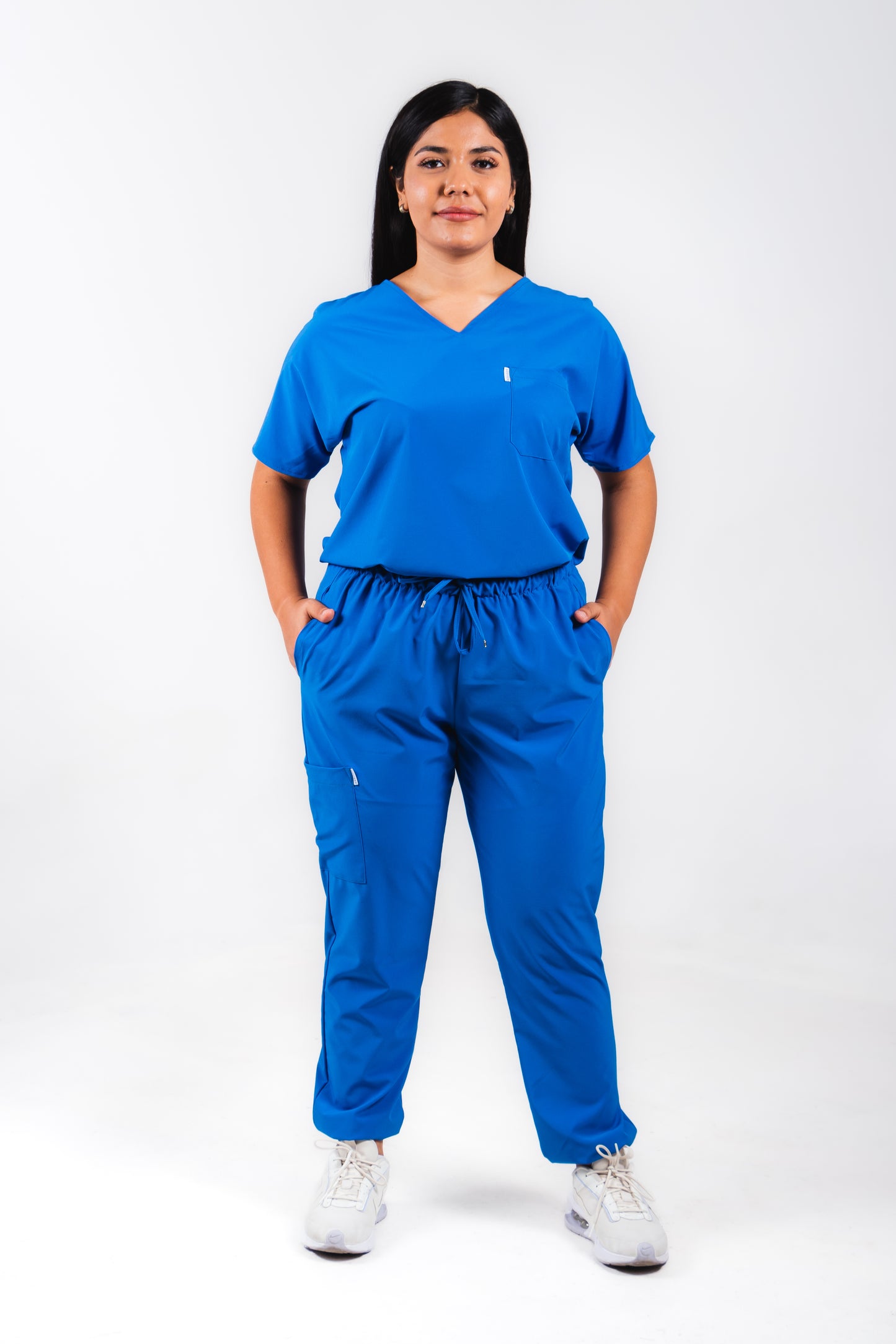 Uniforme quirúrgico para dama color azul turquesa corte jogger. modelo jener marca addisonscrubs.