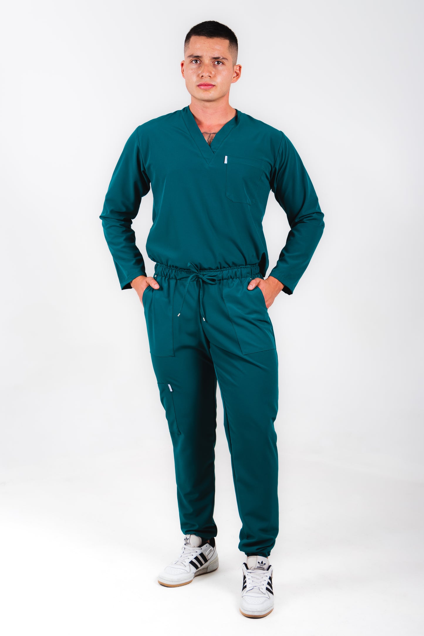 Uniforme quirúrgico para caballero color verde botella, manga larga corte jogger. modelo winter marca addisonscrubs.
