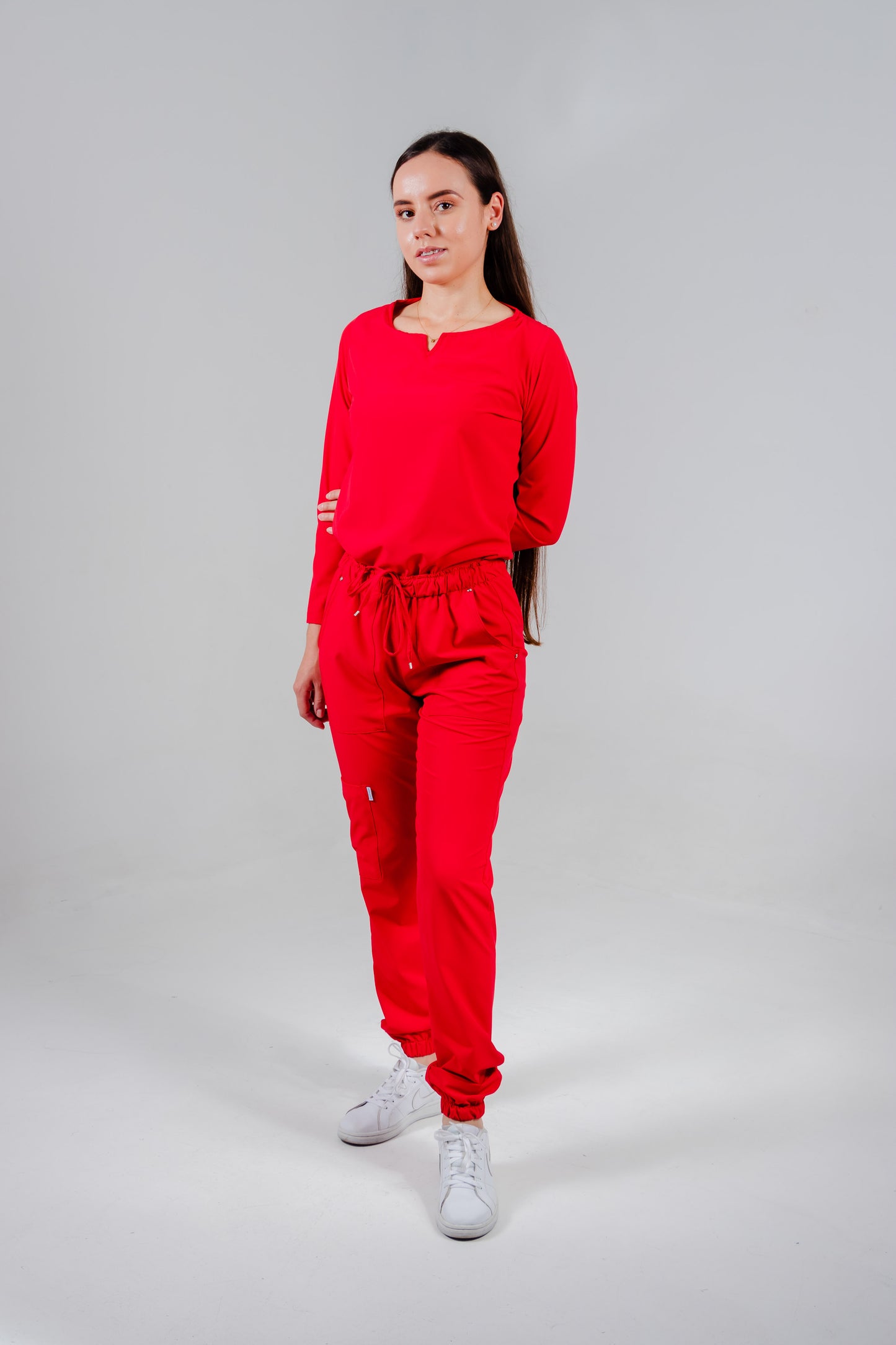 Uniforme quirúrgico para dama color rojo, manga larga corte jogger. modelo winter marca addisonscrubs.