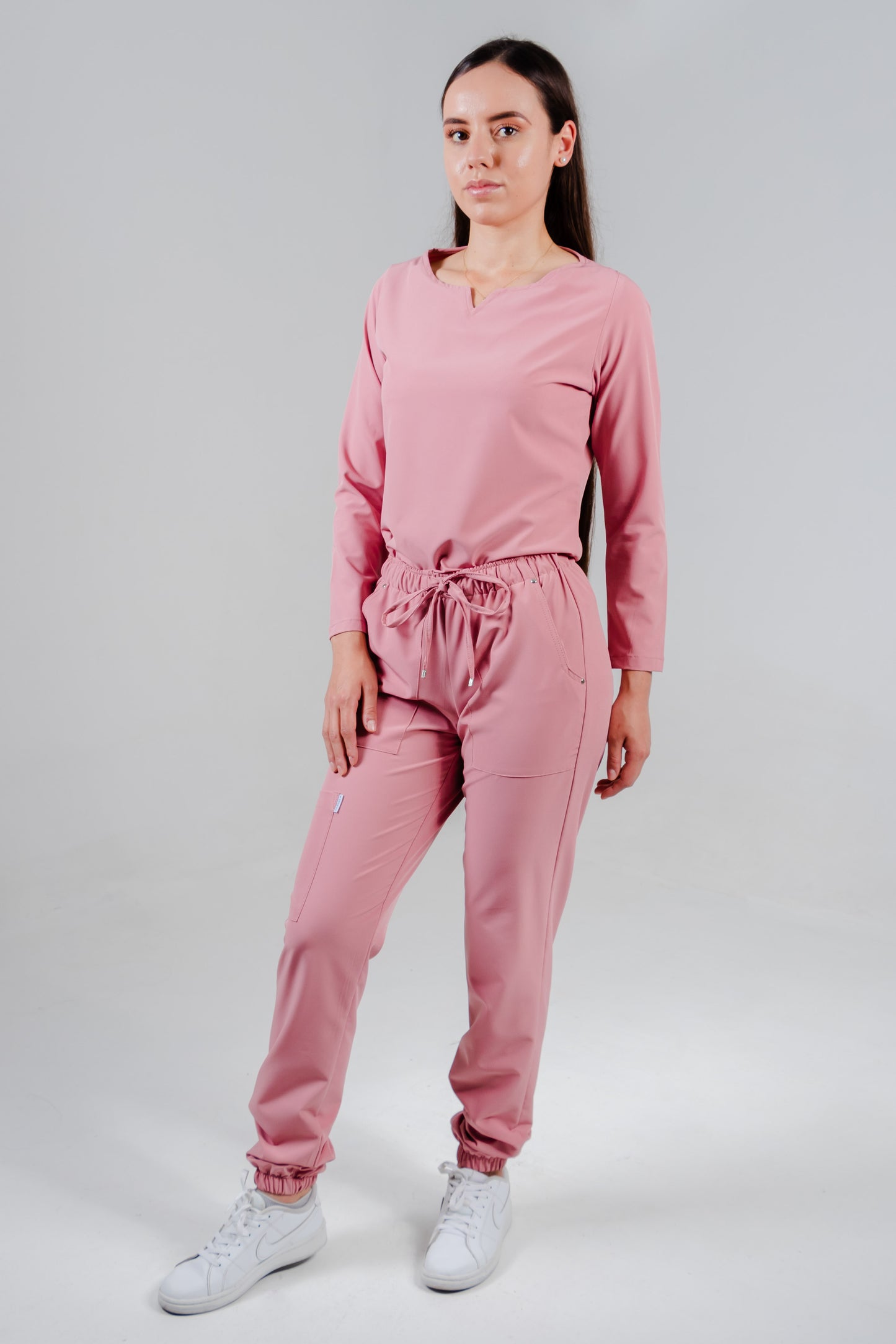 Uniforme quirúrgico para dama color rosa malva, manga larga corte jogger. modelo winter marca addisonscrubs.