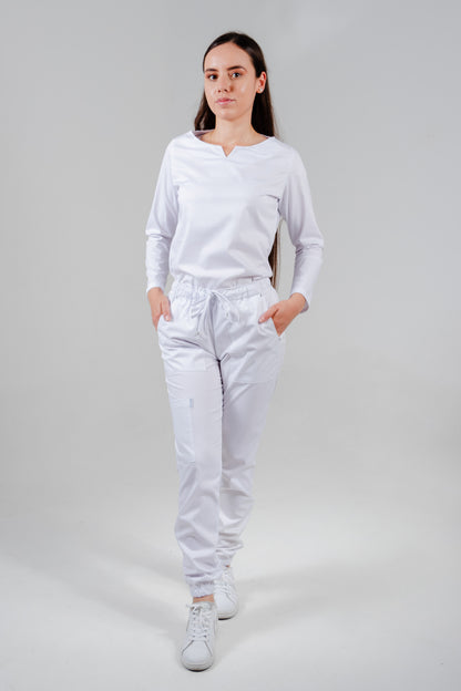 Uniforme quirúrgico para dama color blanco, manga larga corte jogger. modelo winter marca addisonscrubs.