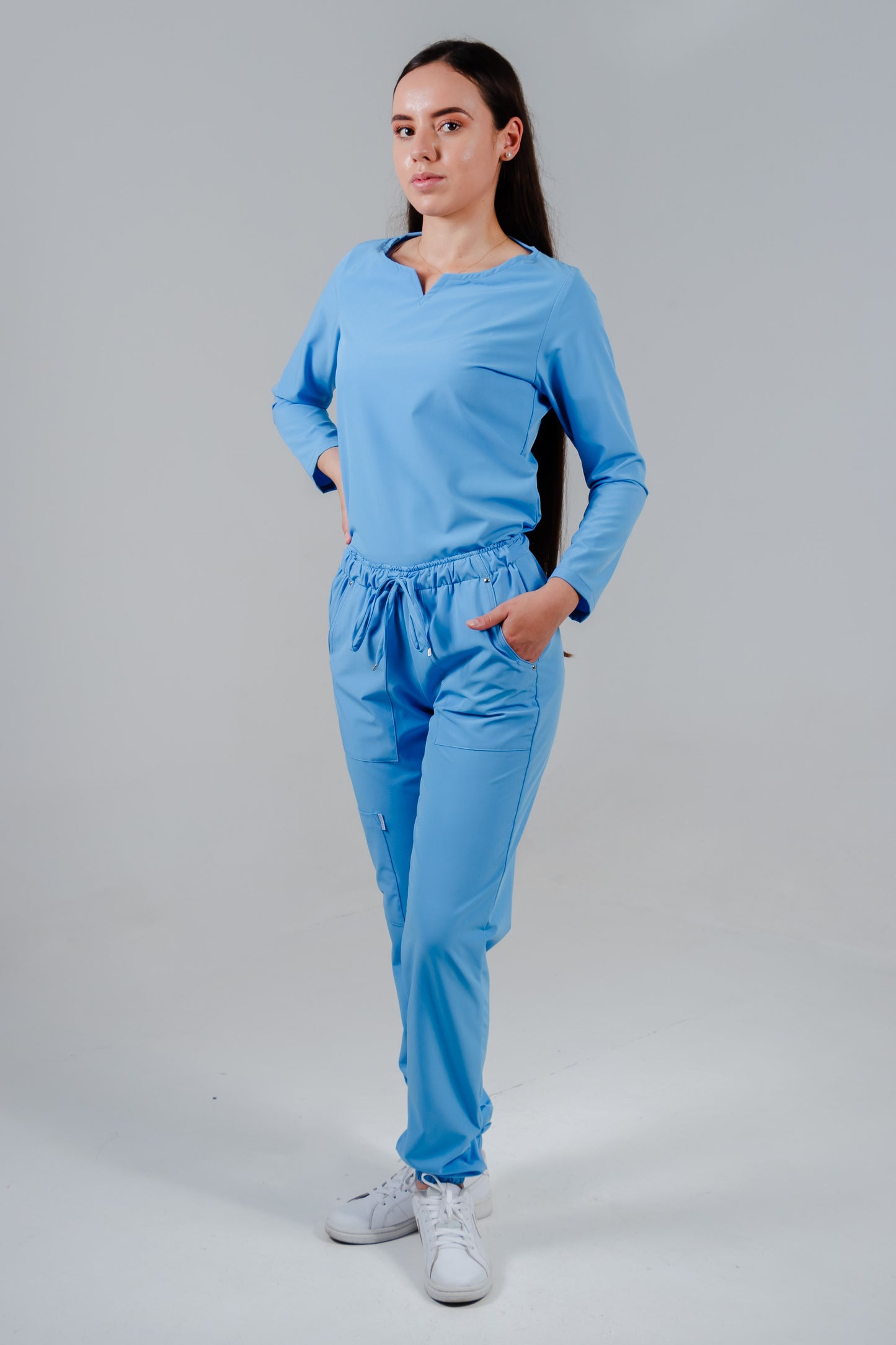 Uniforme quirúrgico para dama color azul francia, manga larga corte jogger. modelo winter marca addisonscrubs.