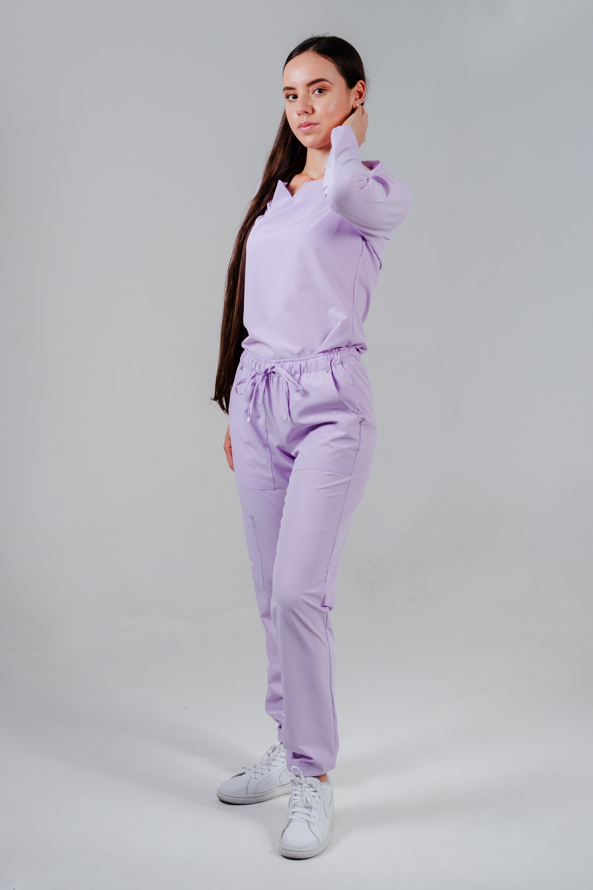 Uniforme quirúrgico para dama color lila, manga larga corte jogger. modelo winter marca addisonscrubs.