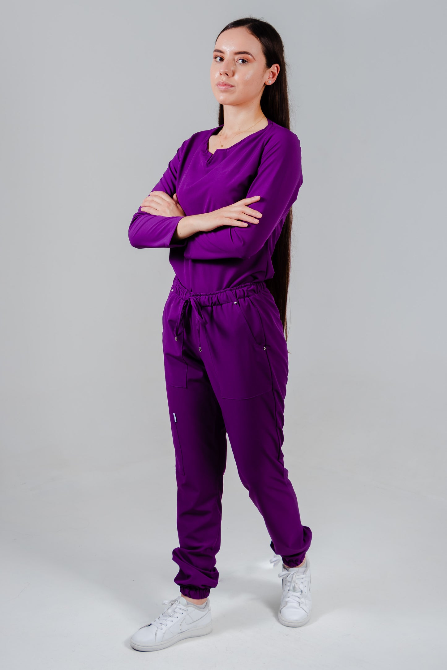 Uniforme quirúrgico para dama color morado, manga larga corte jogger. modelo winter marca addisonscrubs.