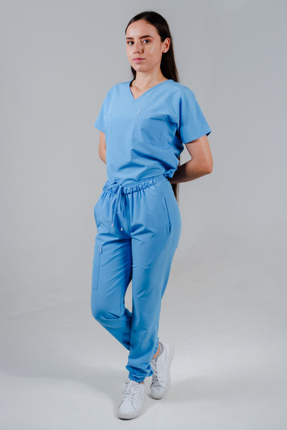 Uniforme quirúrgico para dama color azul francia corte jogger. modelo jener marca addisonscrubs.