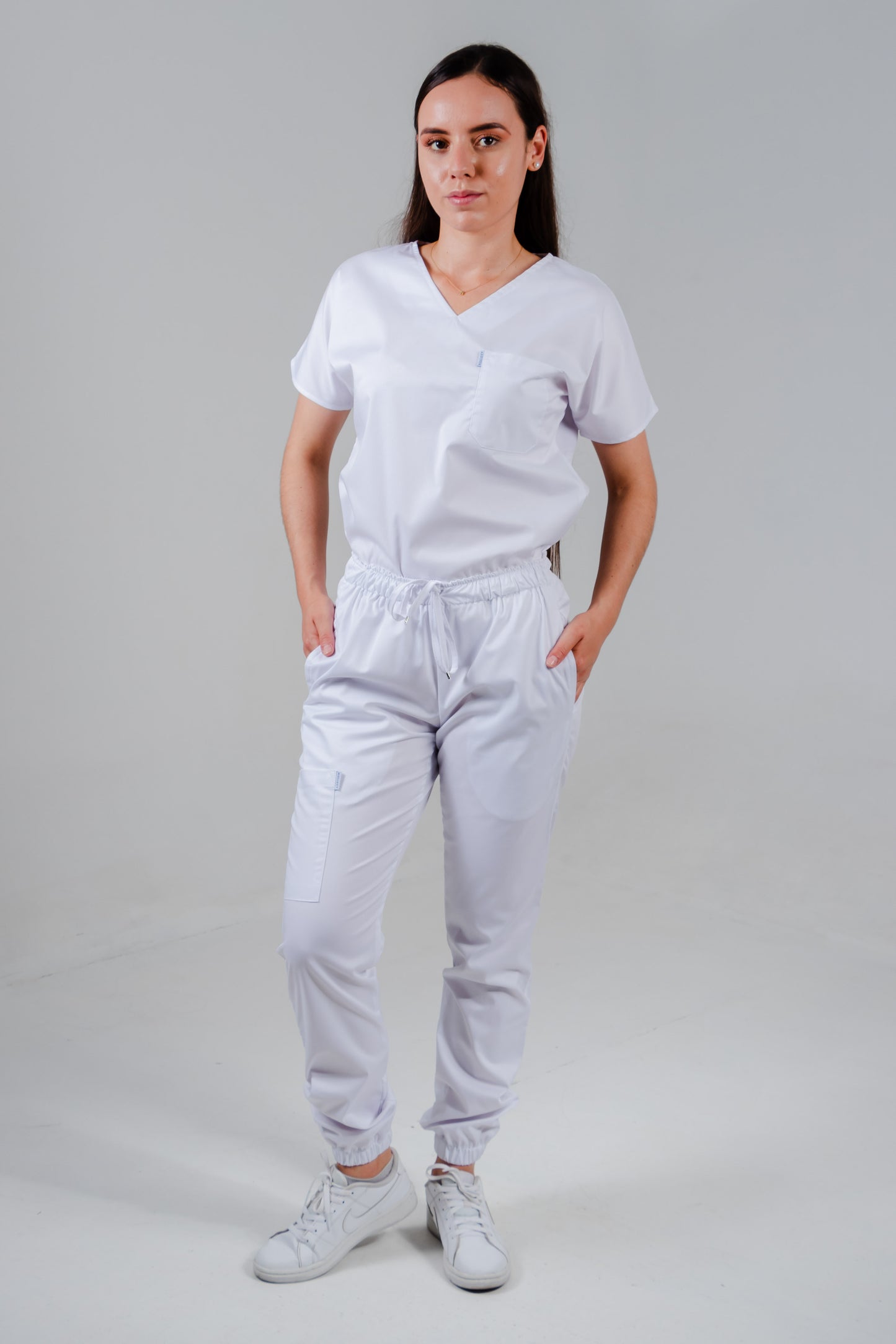 Uniforme quirúrgico para dama color blanco corte jogger. modelo jener marca addisonscrubs.