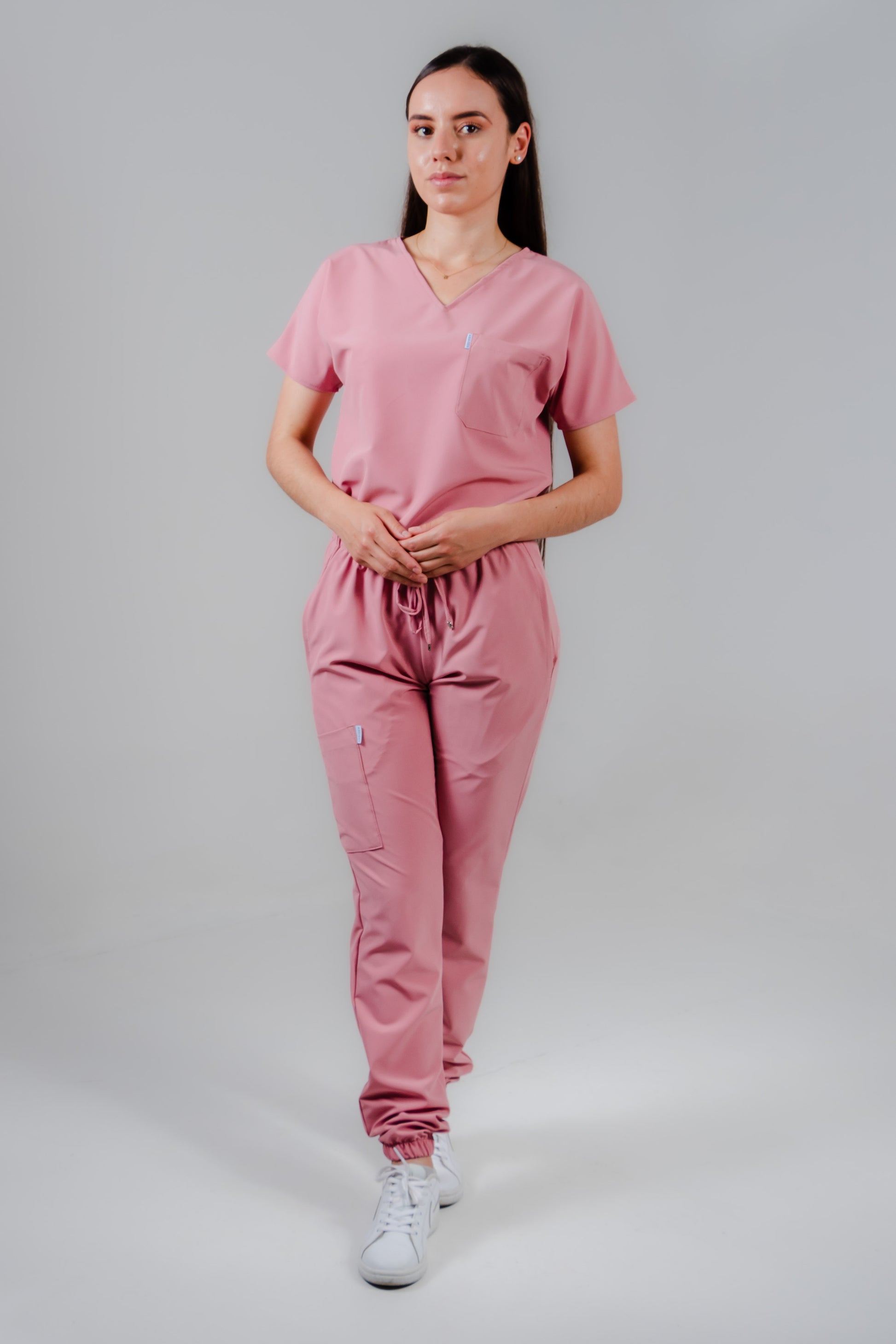 Uniforme quirúrgico para dama color rosa malva corte jogger. modelo jener marca addisonscrubs.
