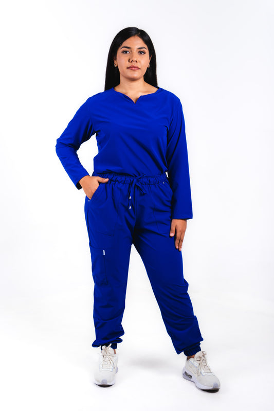 Uniforme quirúrgico para dama color azul rey, manga larga corte jogger. modelo winter marca addisonscrubs.