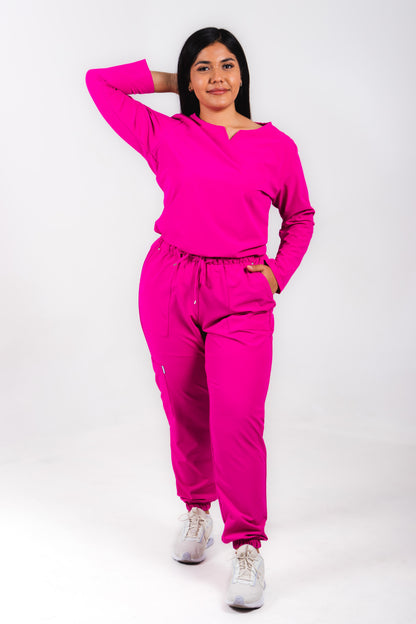 Uniforme quirúrgico para dama color rosa mexicano, manga larga corte jogger. modelo winter marca addisonscrubs.