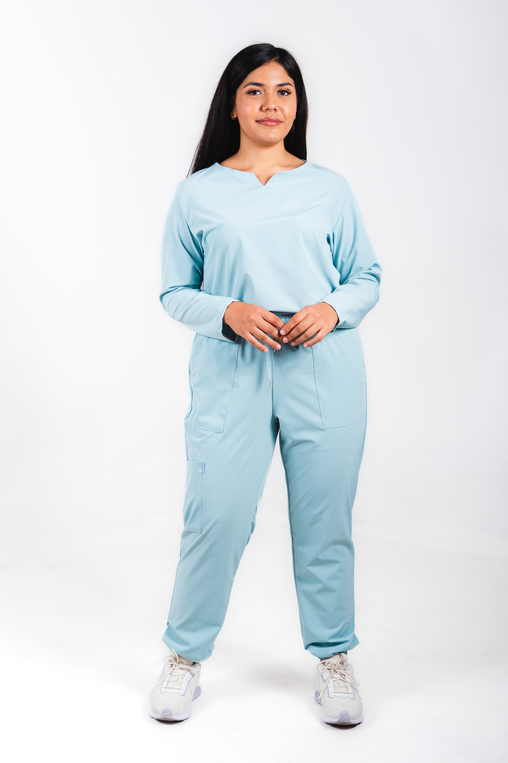 Uniforme quirúrgico para dama color cemento,  manga larga corte jogger. modelo winter marca addisonscrubs.
