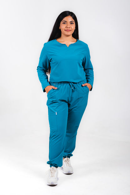 Uniforme quirúrgico para dama color verde jade, manga larga corte jogger. modelo winter marca addisonscrubs.