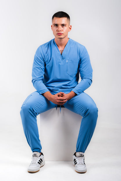 Uniforme quirúrgico para caballero color azul francia, manga larga corte jogger. modelo winter marca addisonscrubs.