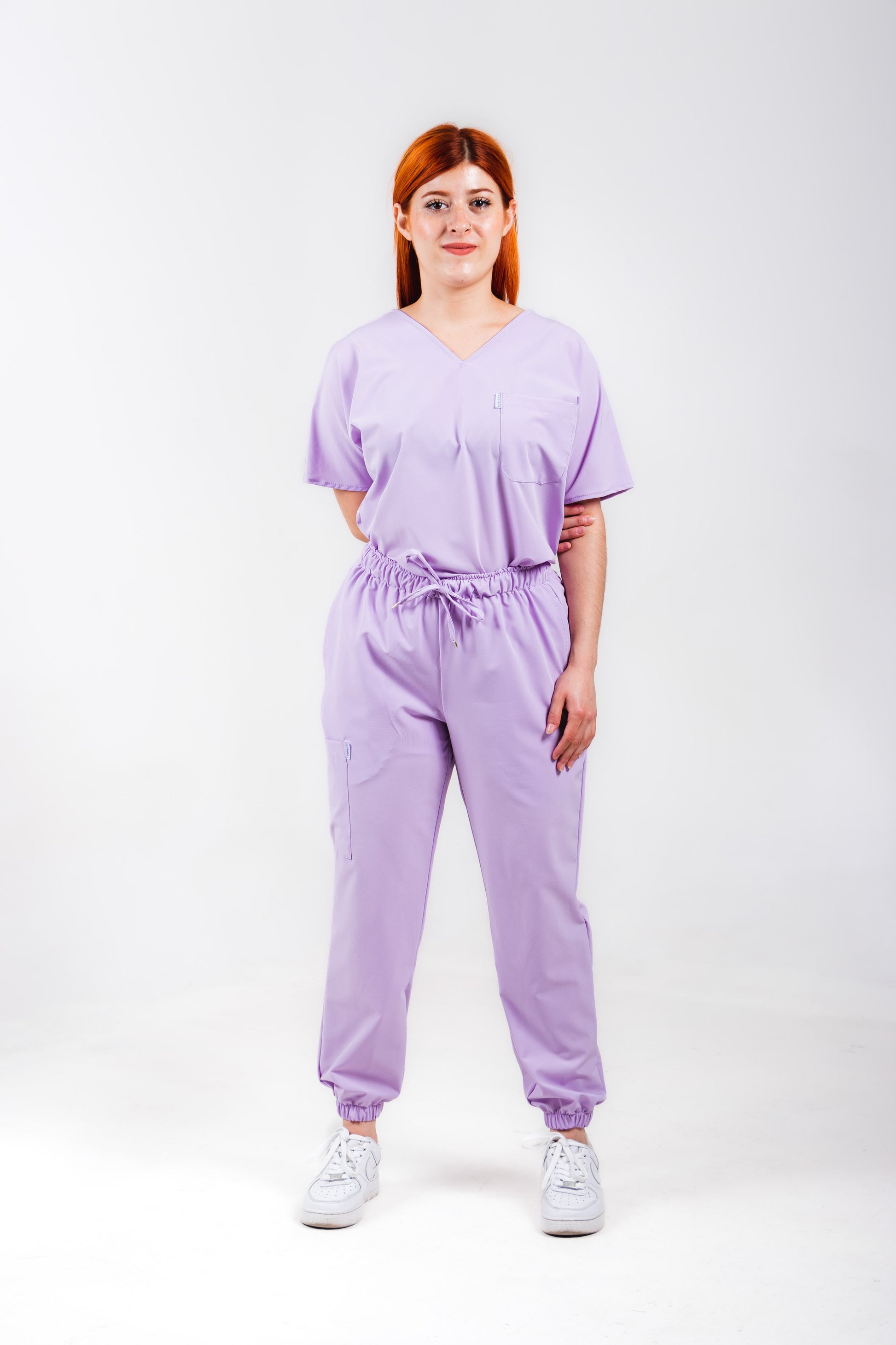 Uniforme quirúrgico para dama color lila corte jogger. modelo jener marca addisonscrubs.