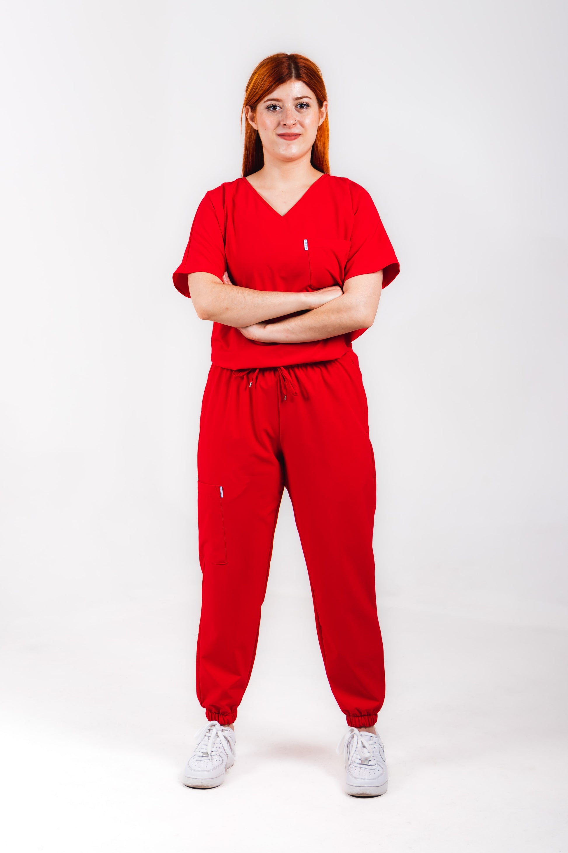 Uniforme quirúrgico para dama color rojo corte jogger. modelo jener marca addisonscrubs.