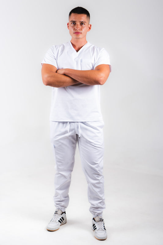 Uniforme quirúrgico para caballero color blanco corte jogger. modelo jener marca addisonscrubs.